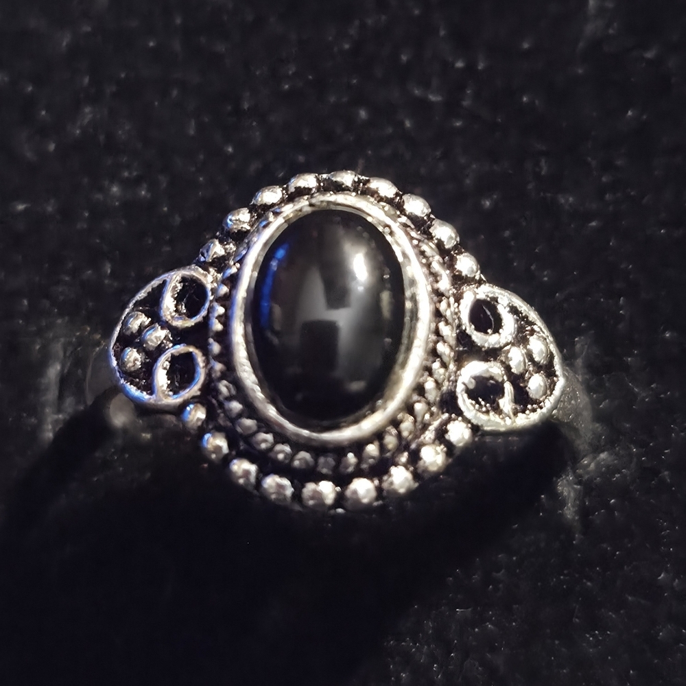 NWOT Pretty Handmade Black Onyx Oxidized Silver Women's Ring Size 8.5